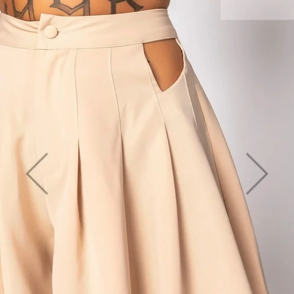 LIBRA RISING HIGH WAISTED PLEATED CUTOUT SHORT IN BEIGE - Picture 5 of 9